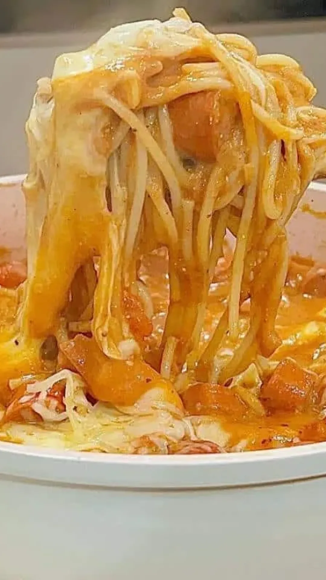 Macarronada de salsicha com queijo super cremosa e fácil de preparar