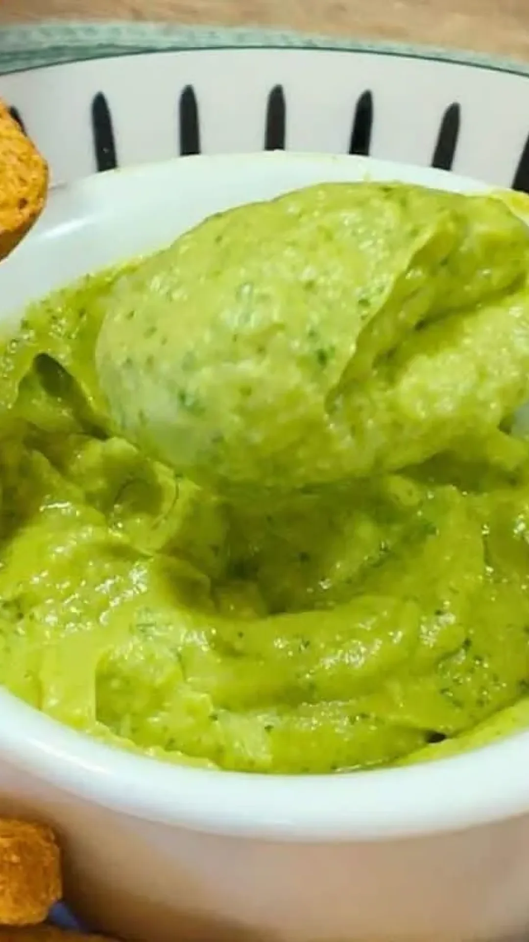 Maionese de abacate low carb feita sem ovos, saudável e bem cremosa, para os seus lanches e saladas