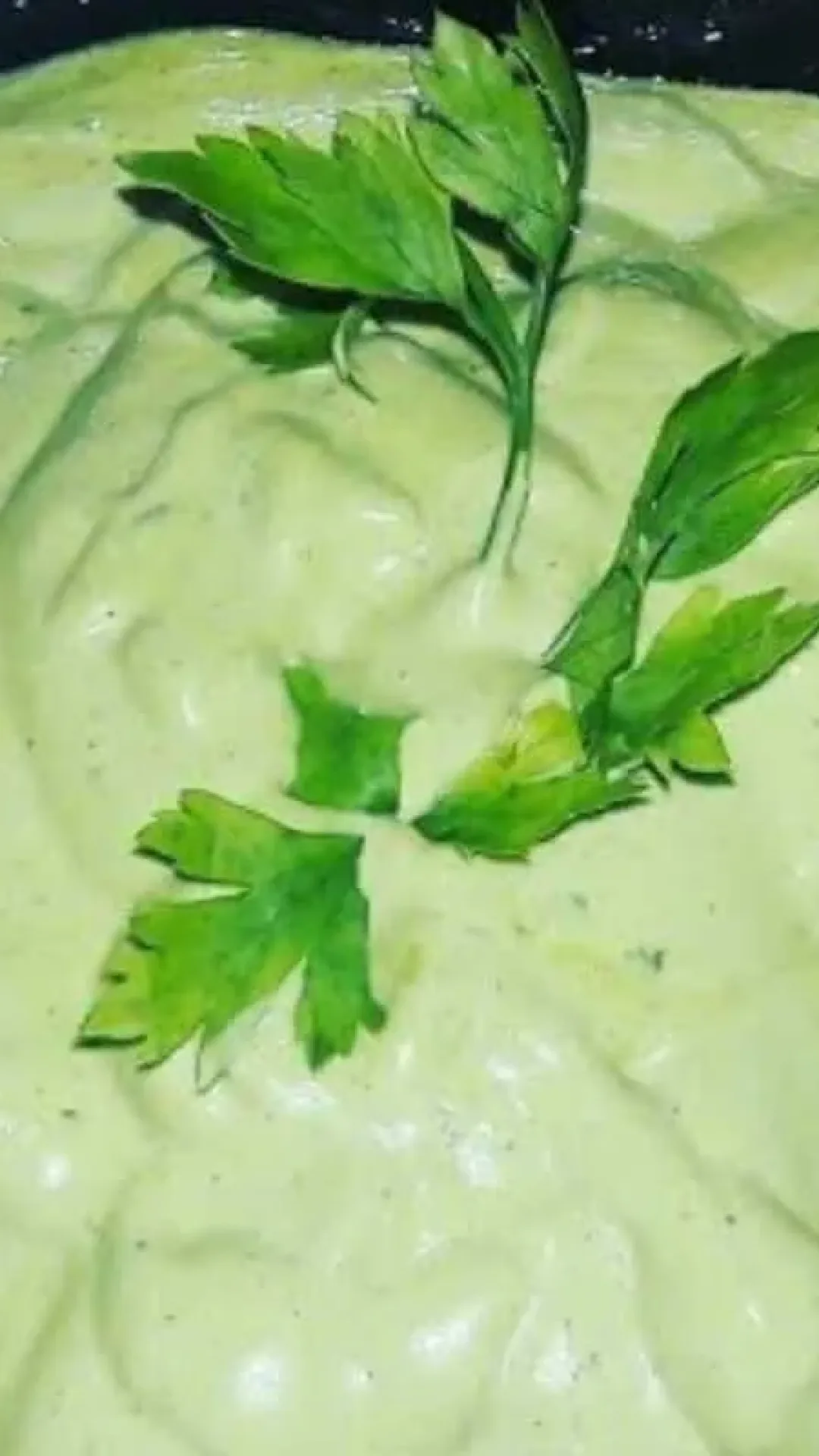 Maionese verde temperada com ovo cozido e creme de leite