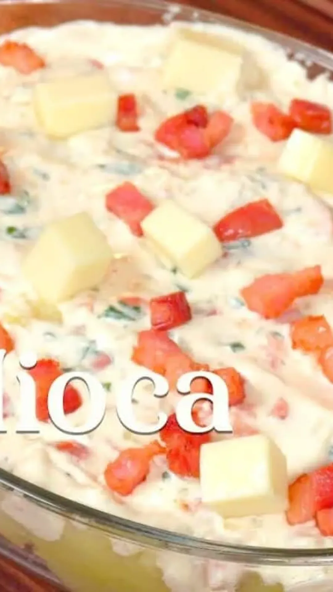 Mandioca cremosa com bacon ao forno: o acompanhamento perfeito para o seu churrasco