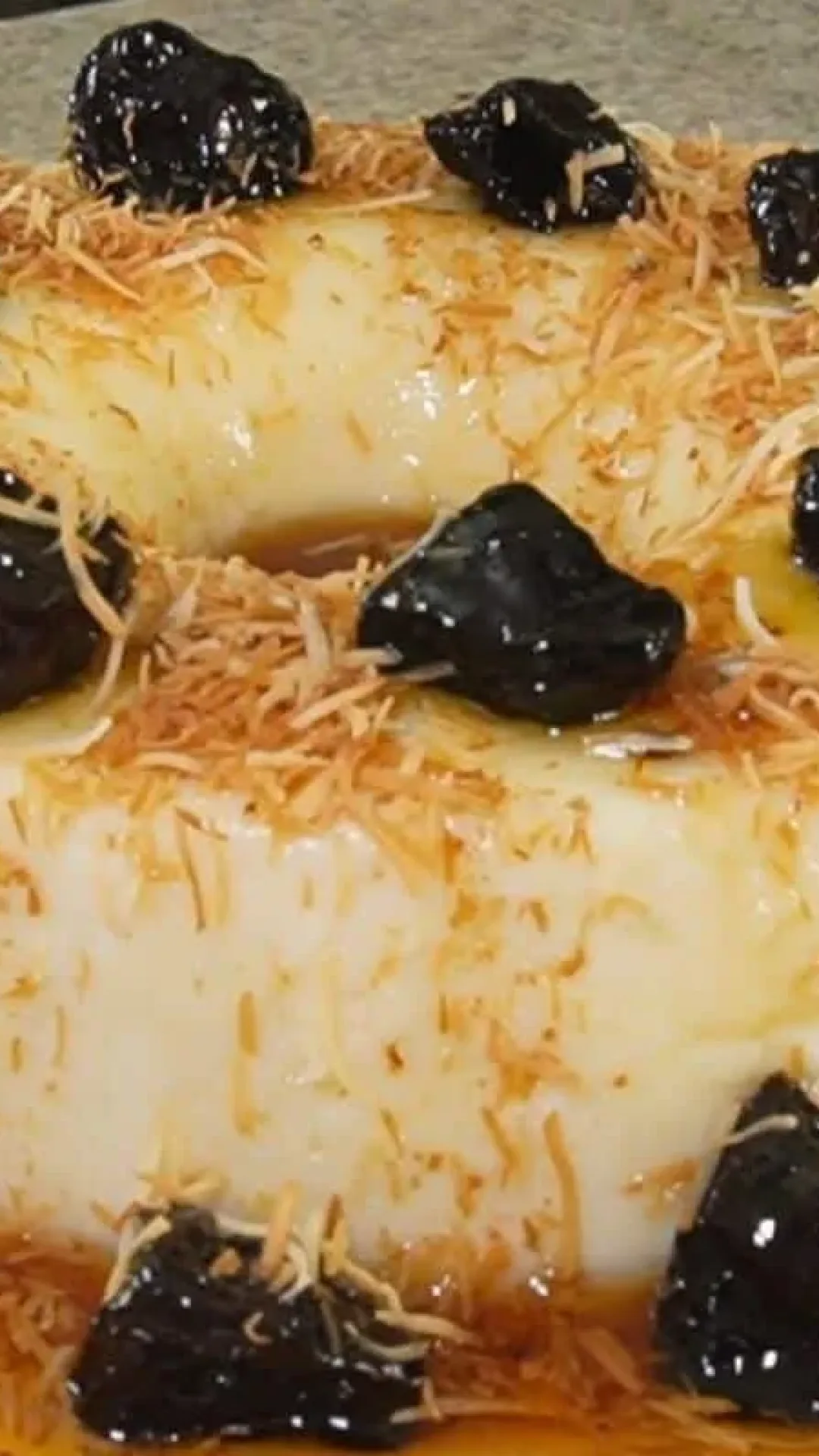 Manjar de coco com ameixa, uma sobremesa clássica, incrível e perfeita para qualquer ocasião
