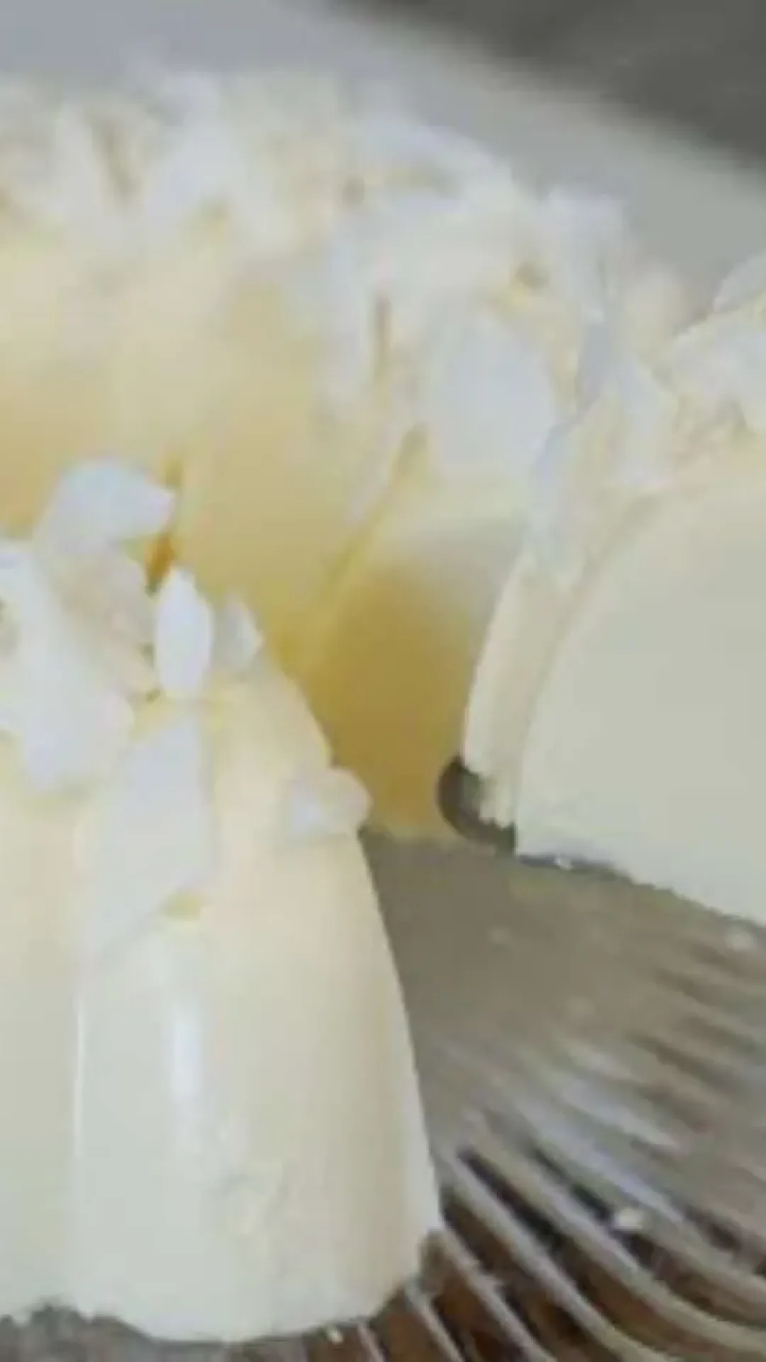 Manjar de coco cremoso e delicioso, com calda de frutas vermelhas, perfeito para datas especiais