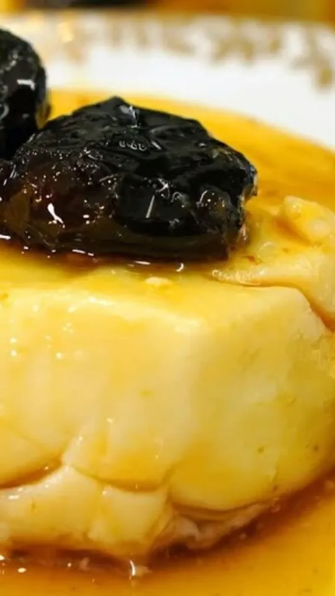 Manjar de coco tradicional com calda de ameixas, cremosão e de fácil preparo