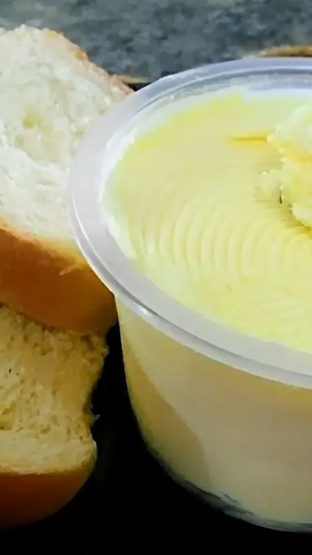 Manteiga caseira cremosa e deliciosa pronta em minutos