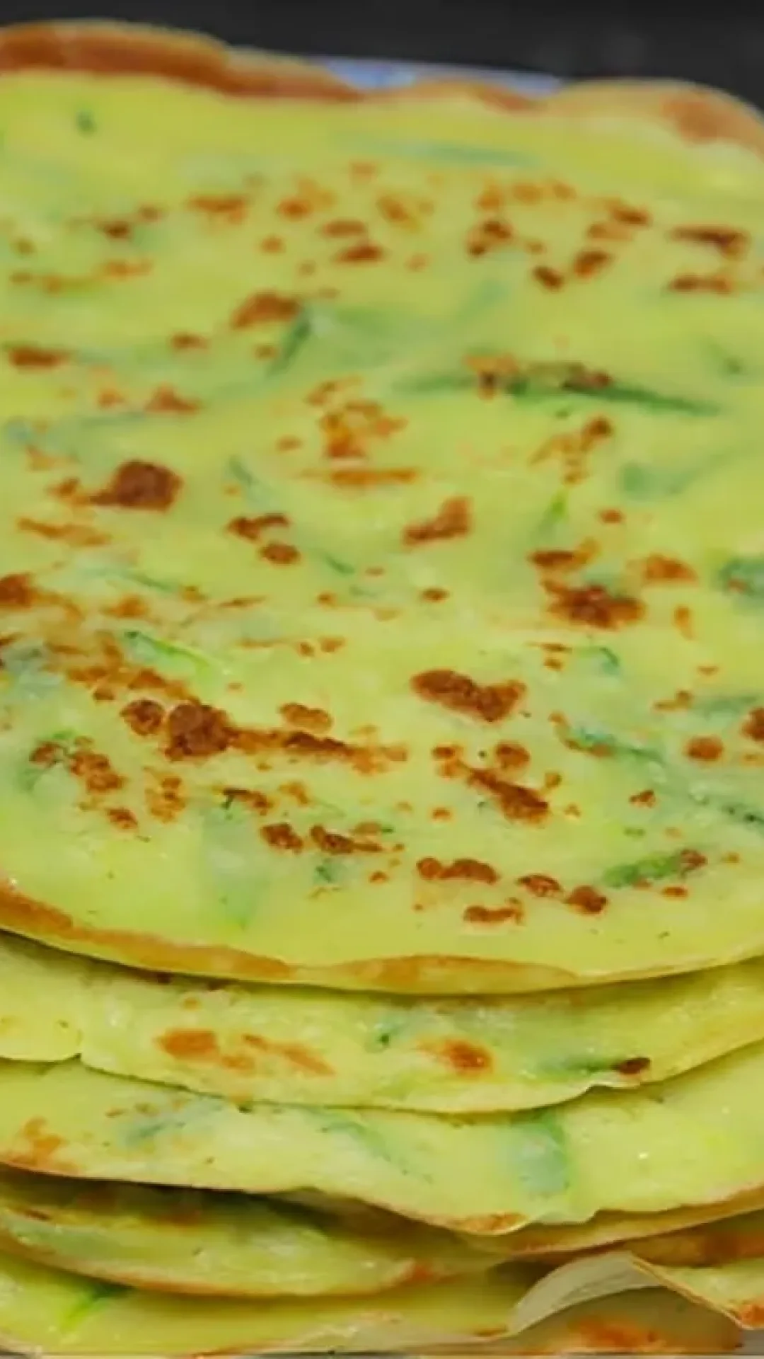 Massa de panqueca de abobrinha bem levinha fica incrível com molho de alho