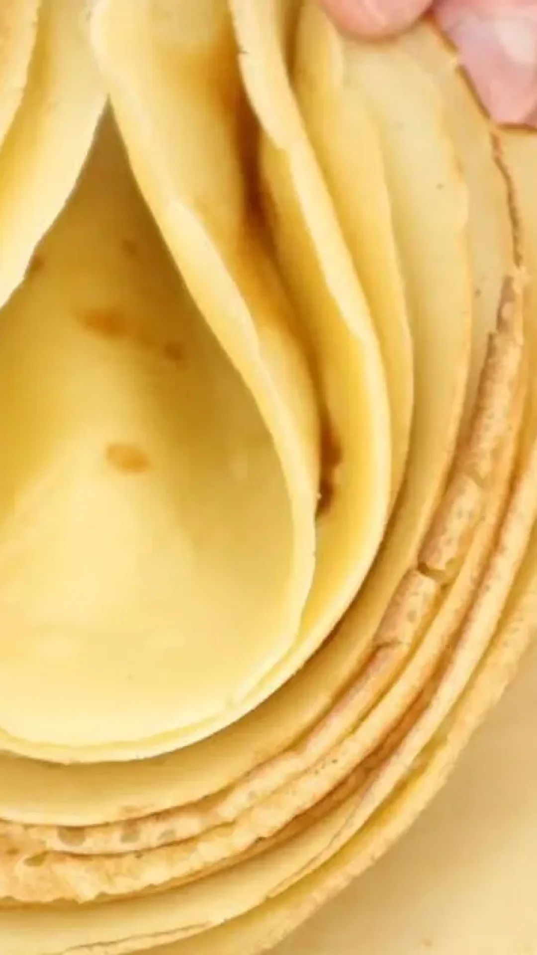 Massa de panqueca simples e leve, perfeita para rechear com carne, frango ou legumes