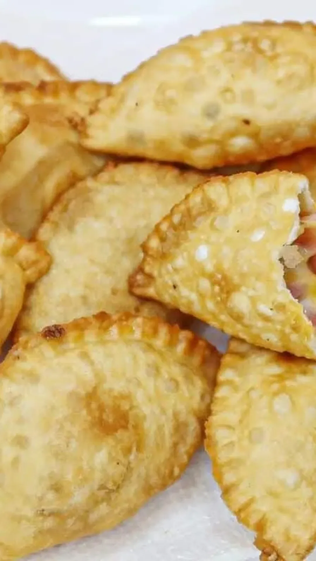 Massa de pastel caseira que fica crocante e sequinha com apenas 2 ingredientes