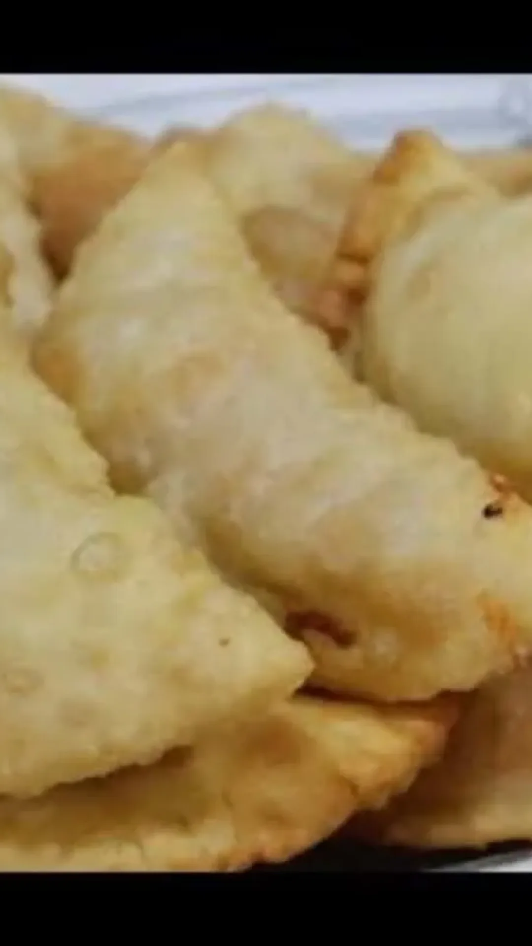 Massa de pastel com 2 ingredientes, que é muito econômica, fácil de modelar e super sequinha