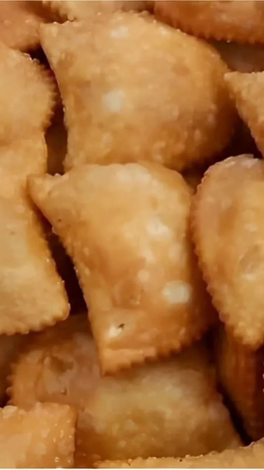 Massa de pastel sequinha é só escolher o recheio e fazer deliciosos pastéis