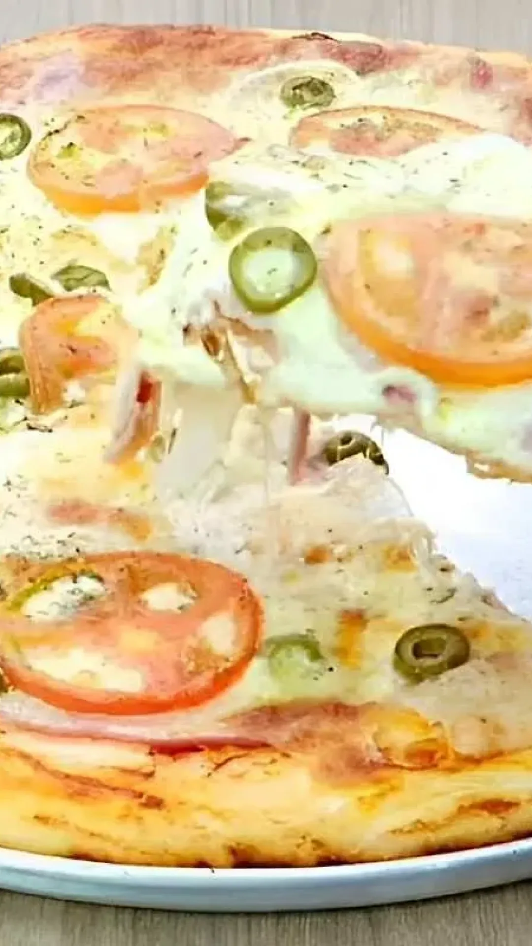 Massa de pizza perfeita que não precisa pré-assar é só colocar o recheio e levar ao forno