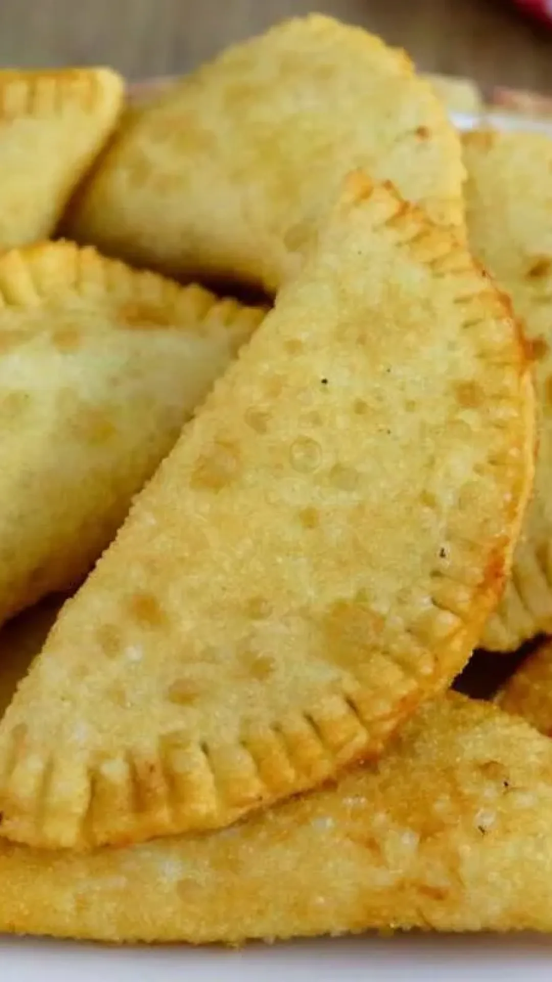 Massa especial de pastel com 2 ingredientes que não encharca de óleo na hora de fritar