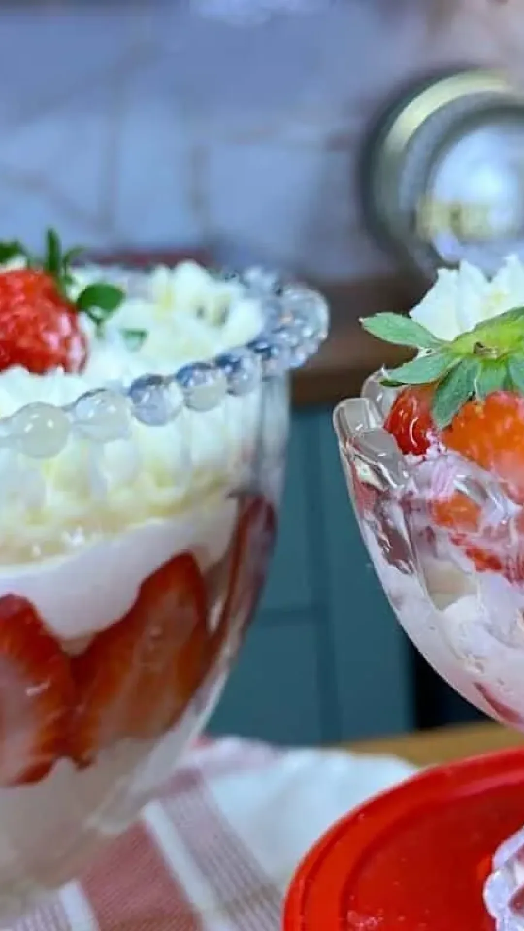 Merengue de morango, uma sobremesa muito fácil de montar, linda e deliciosa