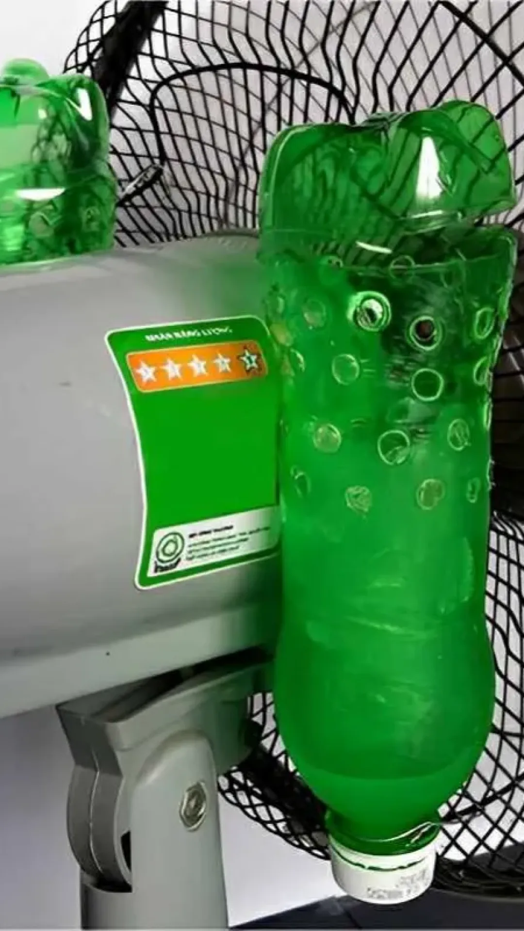 Meu amigo fez uma ar condicionado caseiro que refresca todo o quarto