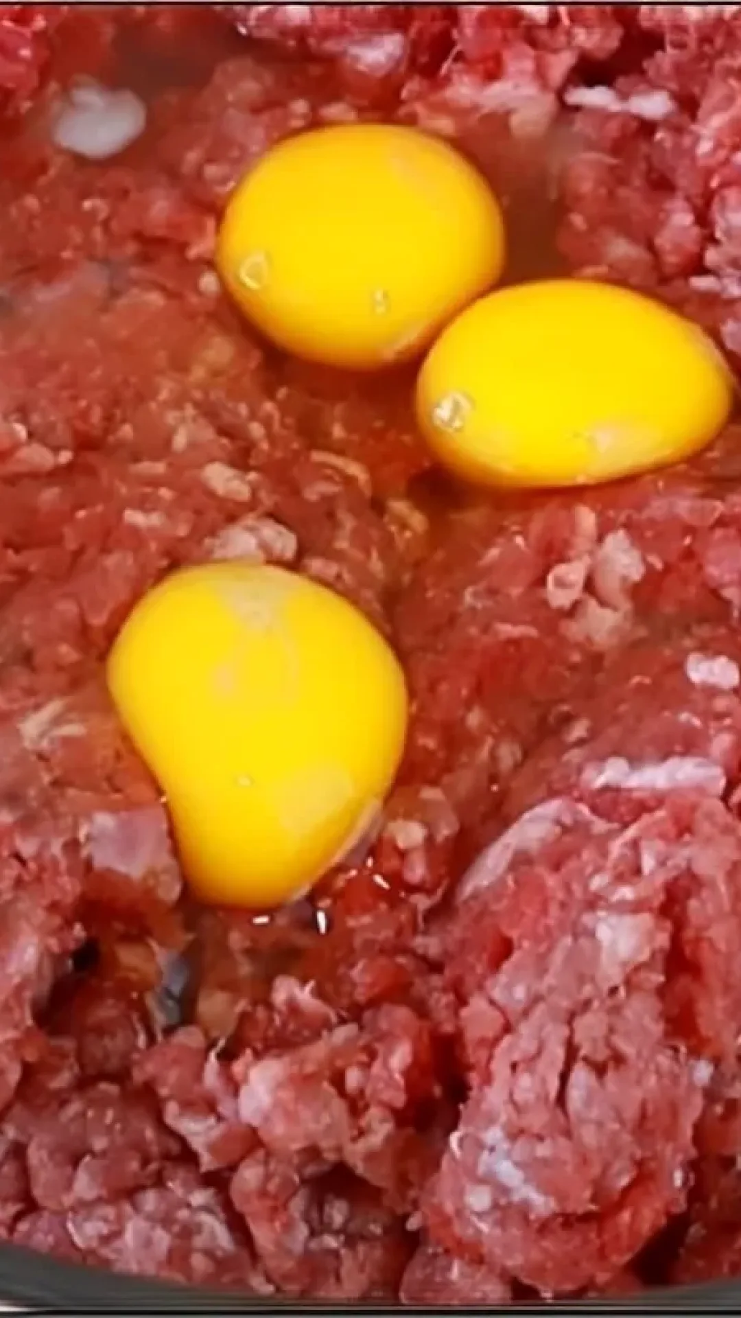 Misture carne moída e ovos e prepare essa deliciosa carne moída no forno