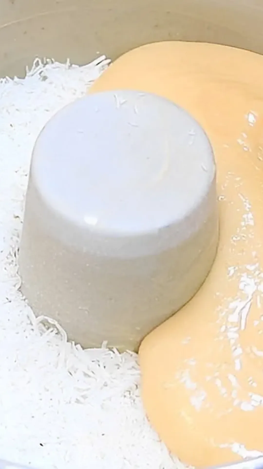 Misture coco com esses ingredientes e prepare um delicioso bolo de coco cremoso