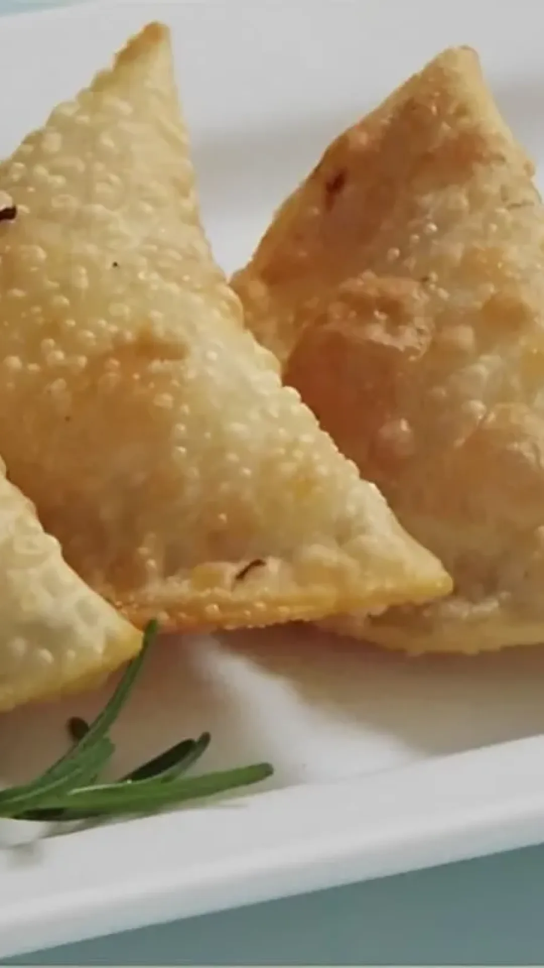 Misture esses 3 ingredientes e faça uma deliciosa massa de pastel