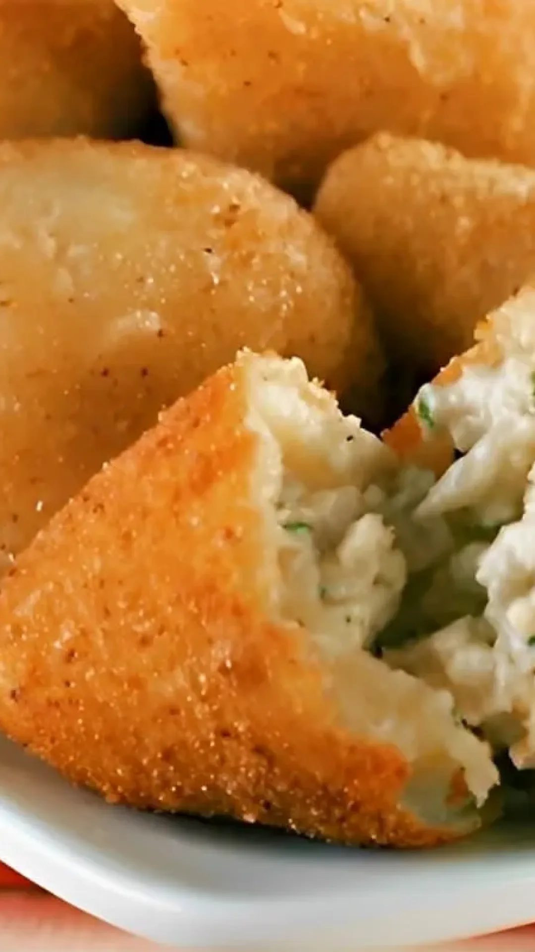 Misture frango com requeijão e faça essa deliciosa coxinha sem massa que vou te ensinar
