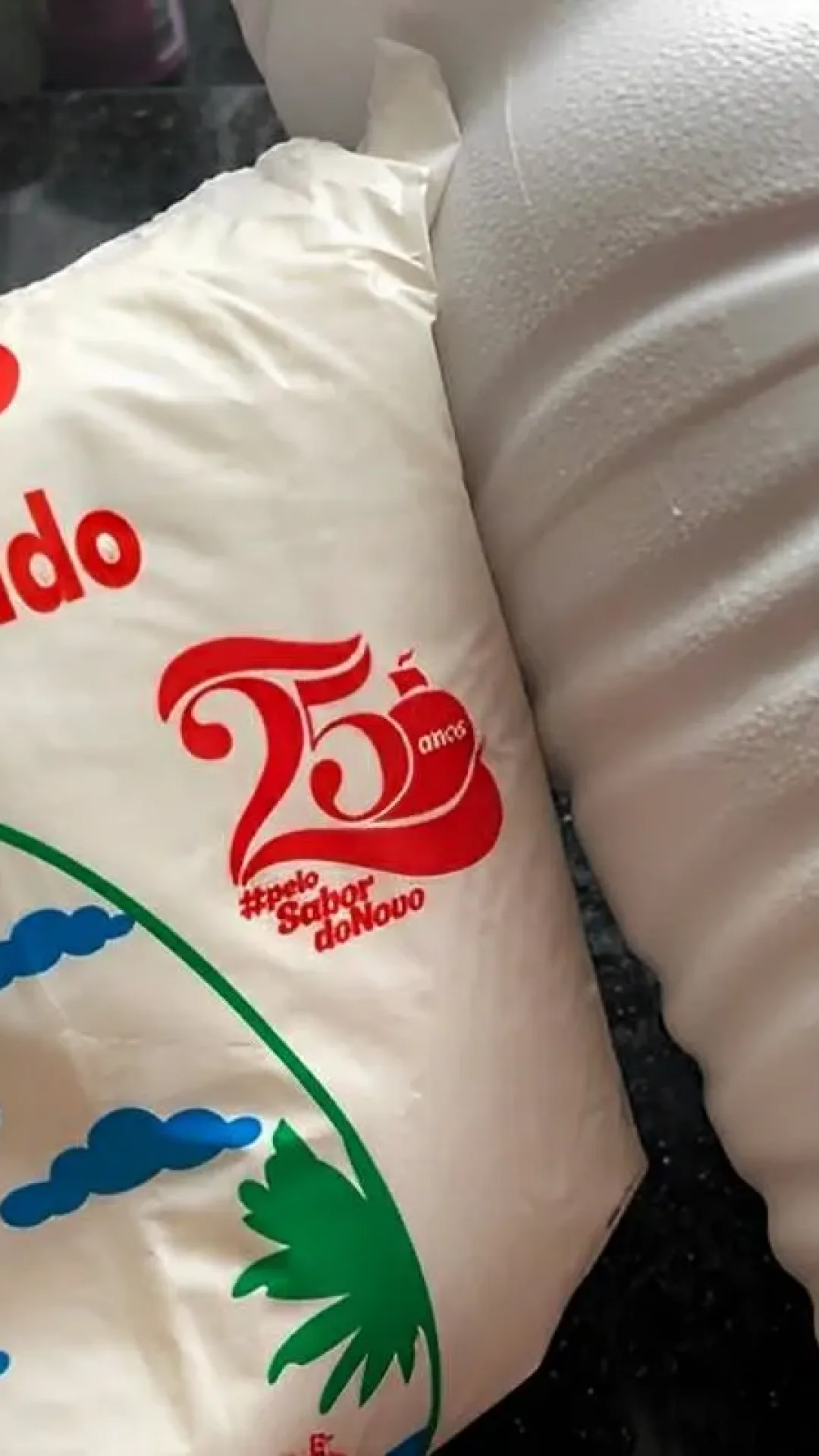 Misturei água sanitária com açúcar e fiz um poderoso limpador caseiro