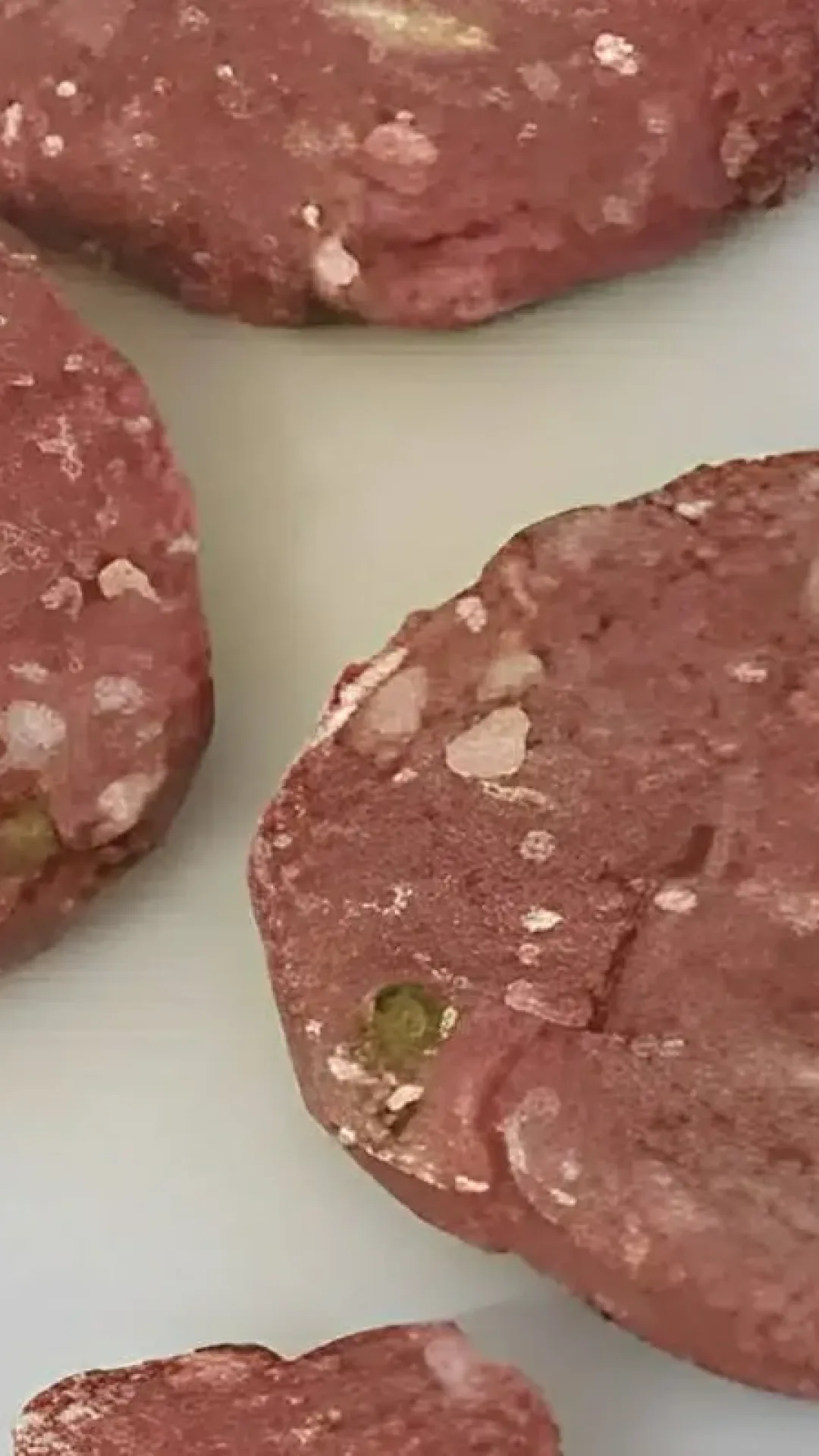 Misturei carne moída com mais 3 ingredientes e preparei um hambúrguer caseiro sensacional