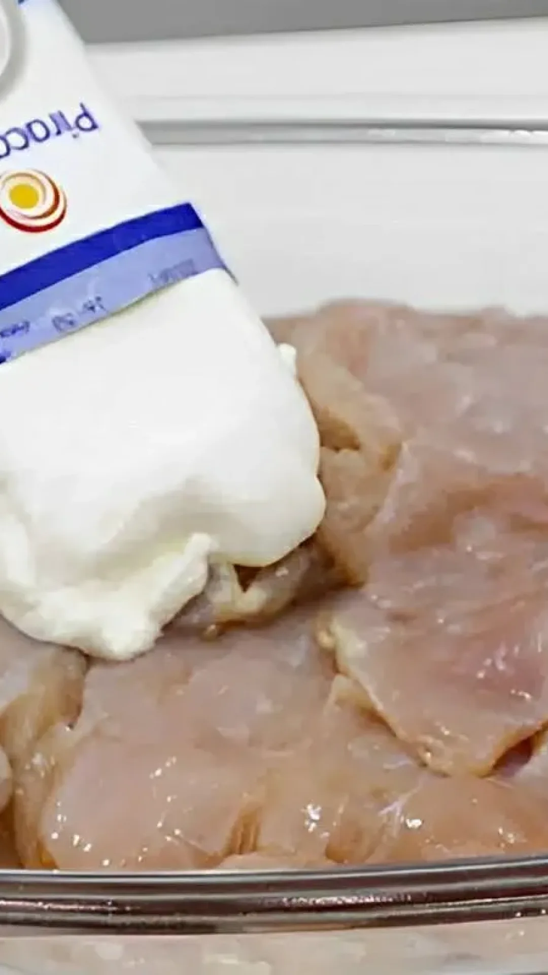 Misturei creme de leite no frango e fiz um frango frito suculento e delicioso para o almoço