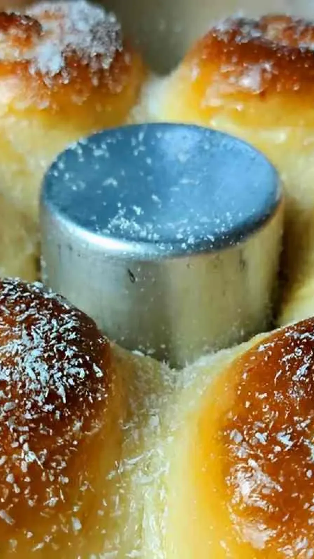 Misturei leite condensado com mais 3 ingredientes e fiz um pão doce caseiro fofinho e delicioso