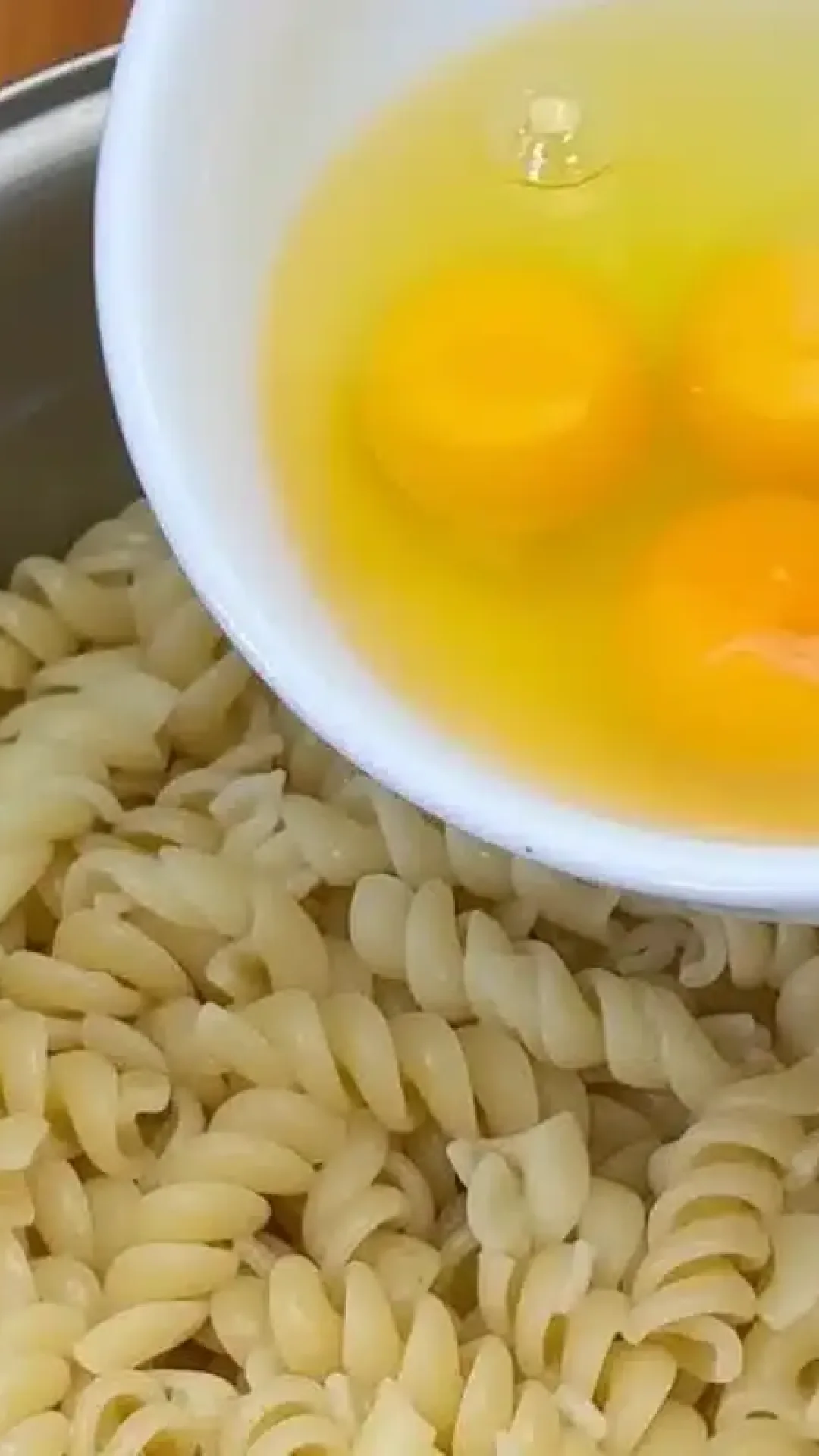 Misturei macarrão com ovos e fiz um almoço rápido e delicioso