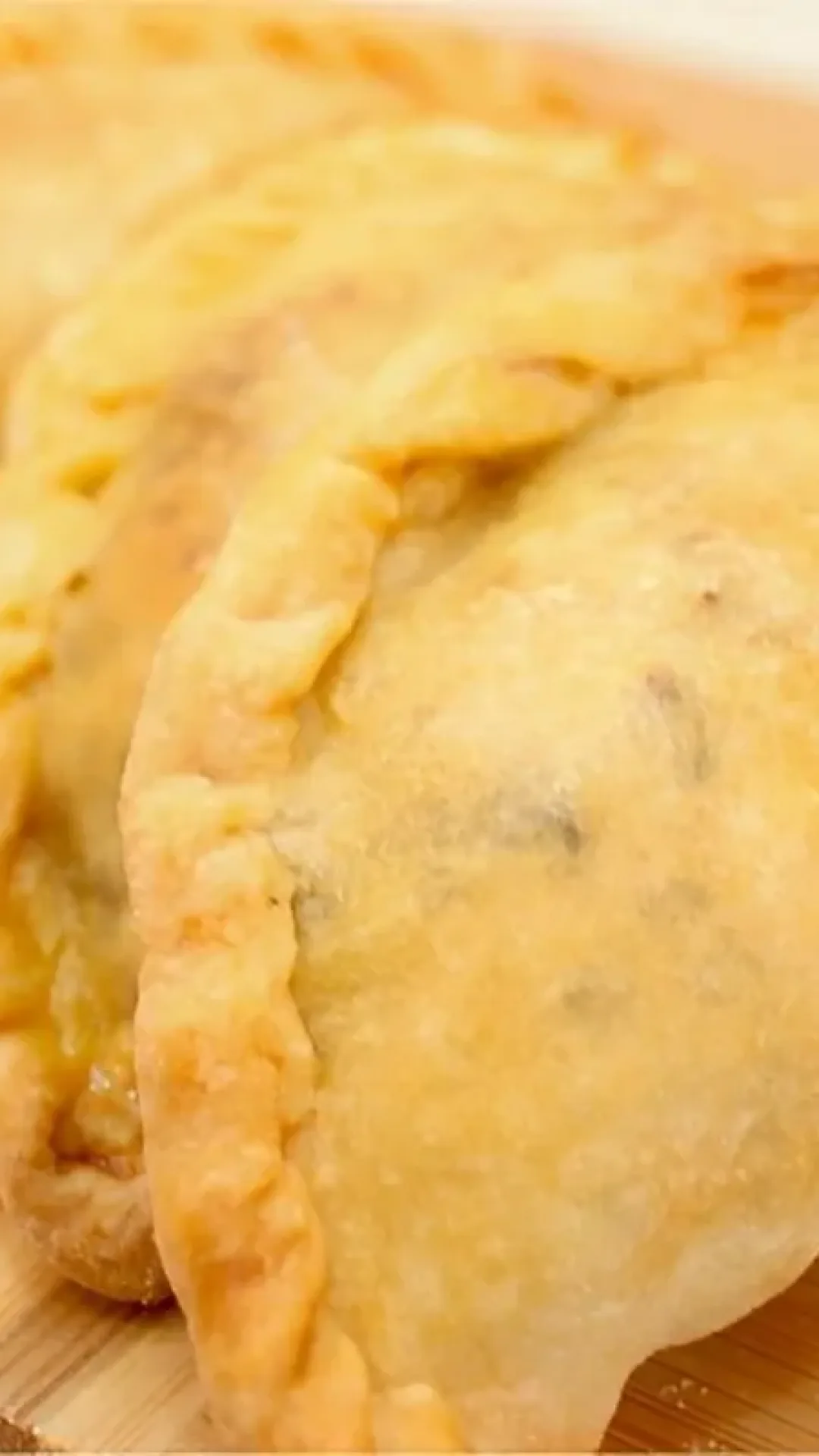 Misturei maionese com farinha de trigo e fiz um delicioso pastel de forno para o lanche