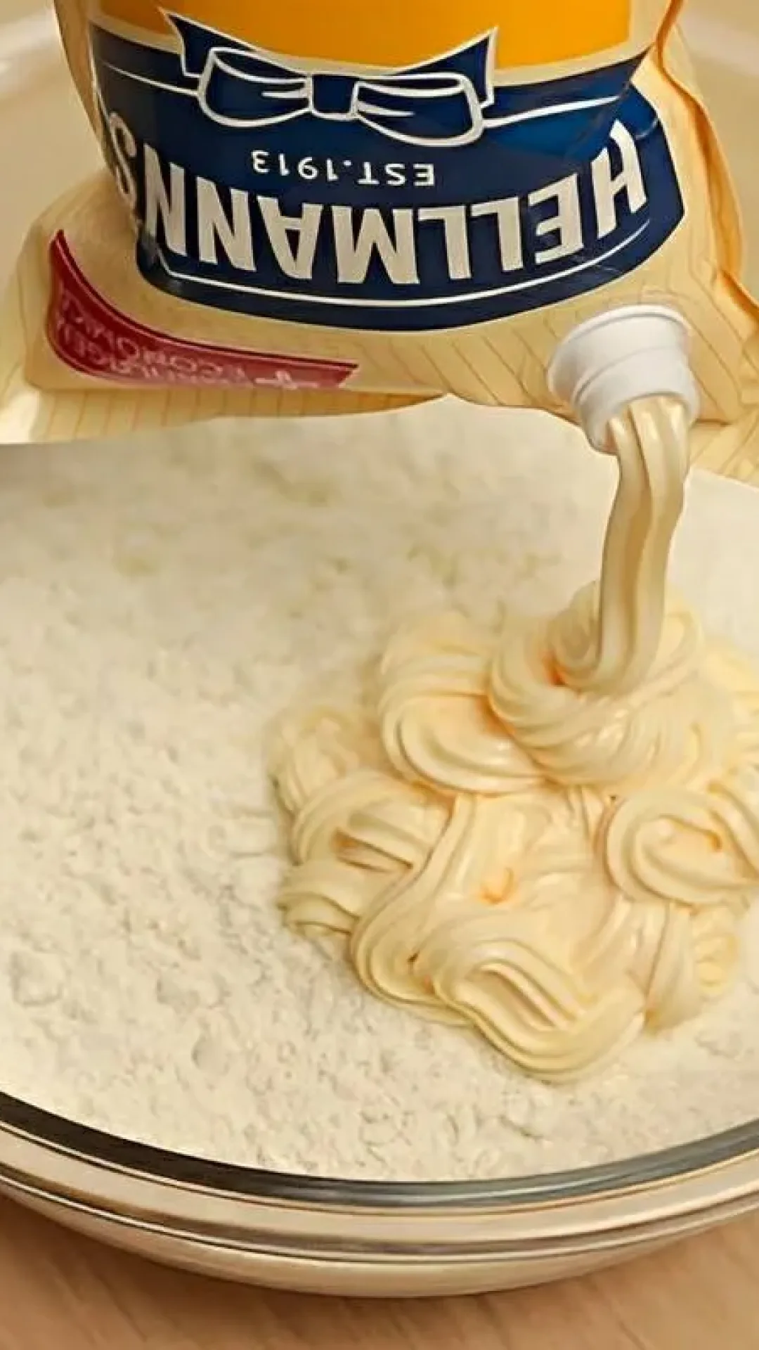 Misturei maionese com farinha e fiz uma deliciosa massa para torta de frango