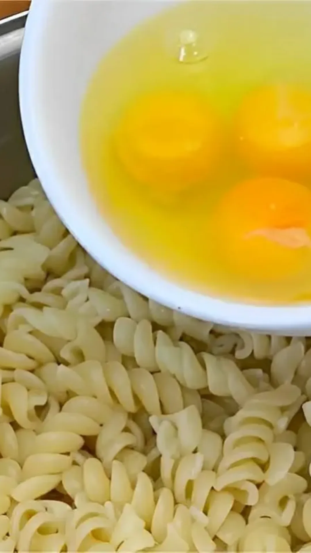 Misturei ovos no macarrão e preparei uma receita barata e deliciosa para o almoço ou jantar