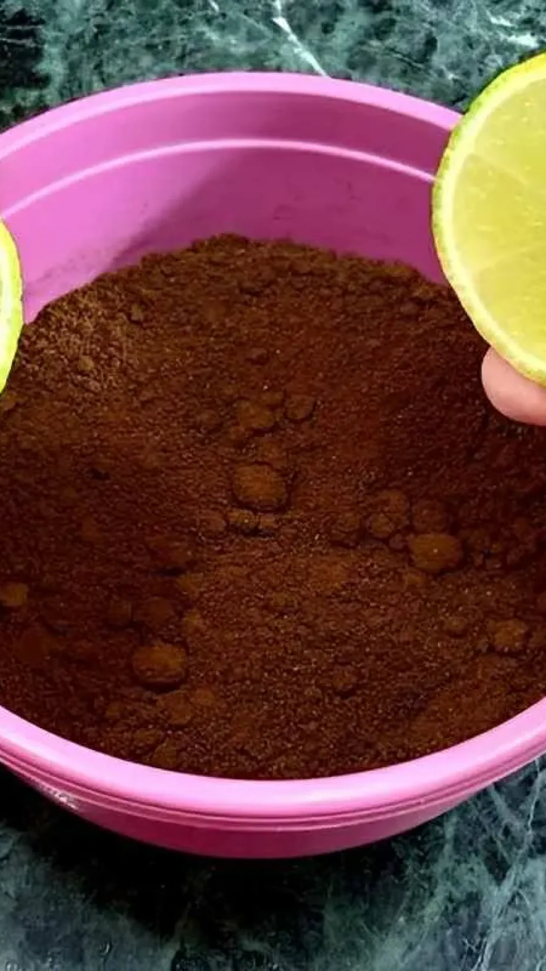 Misturei pó de café com limão e aprendi como acabar com o cheiro ruim da minha geladeira