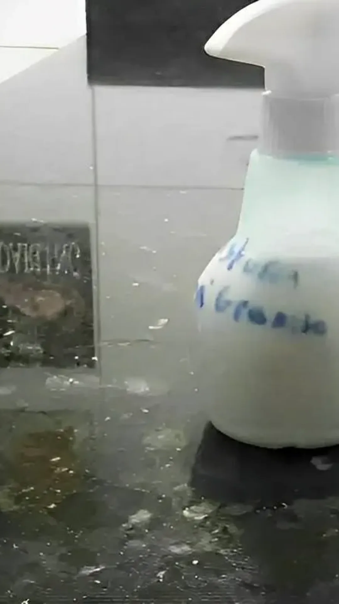 Misturinha caseira para deixar o granito e o mármore da pia brilhando como novos