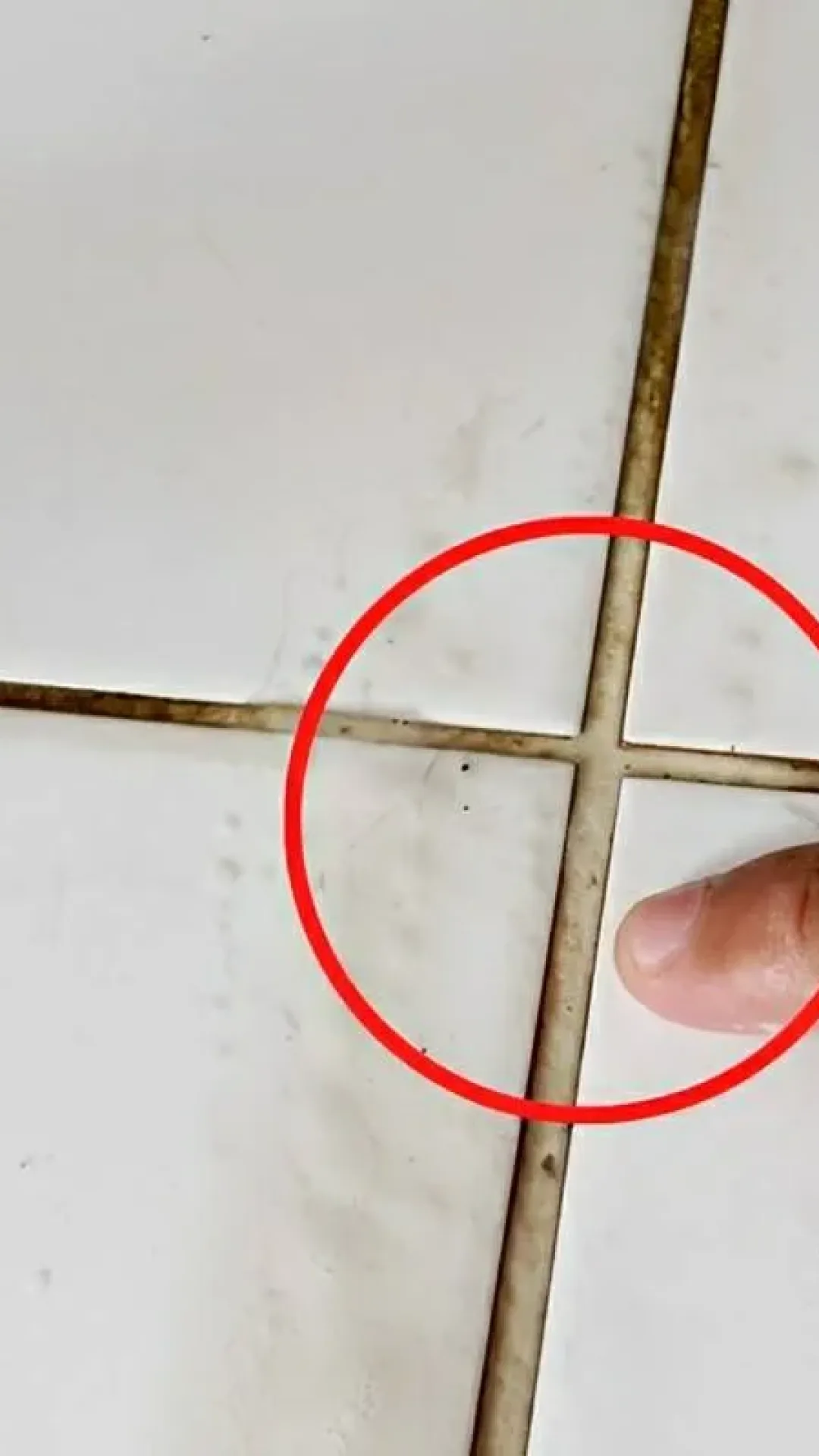 Misturinha japonesa poderosa para limpar rejunte encardido com apenas 3 ingredientes