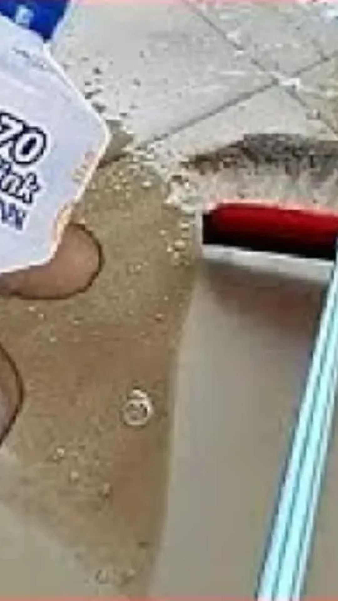 Misturinha limpa piso com produtos que você já no armário: derrete qualquer sujeira em minutos