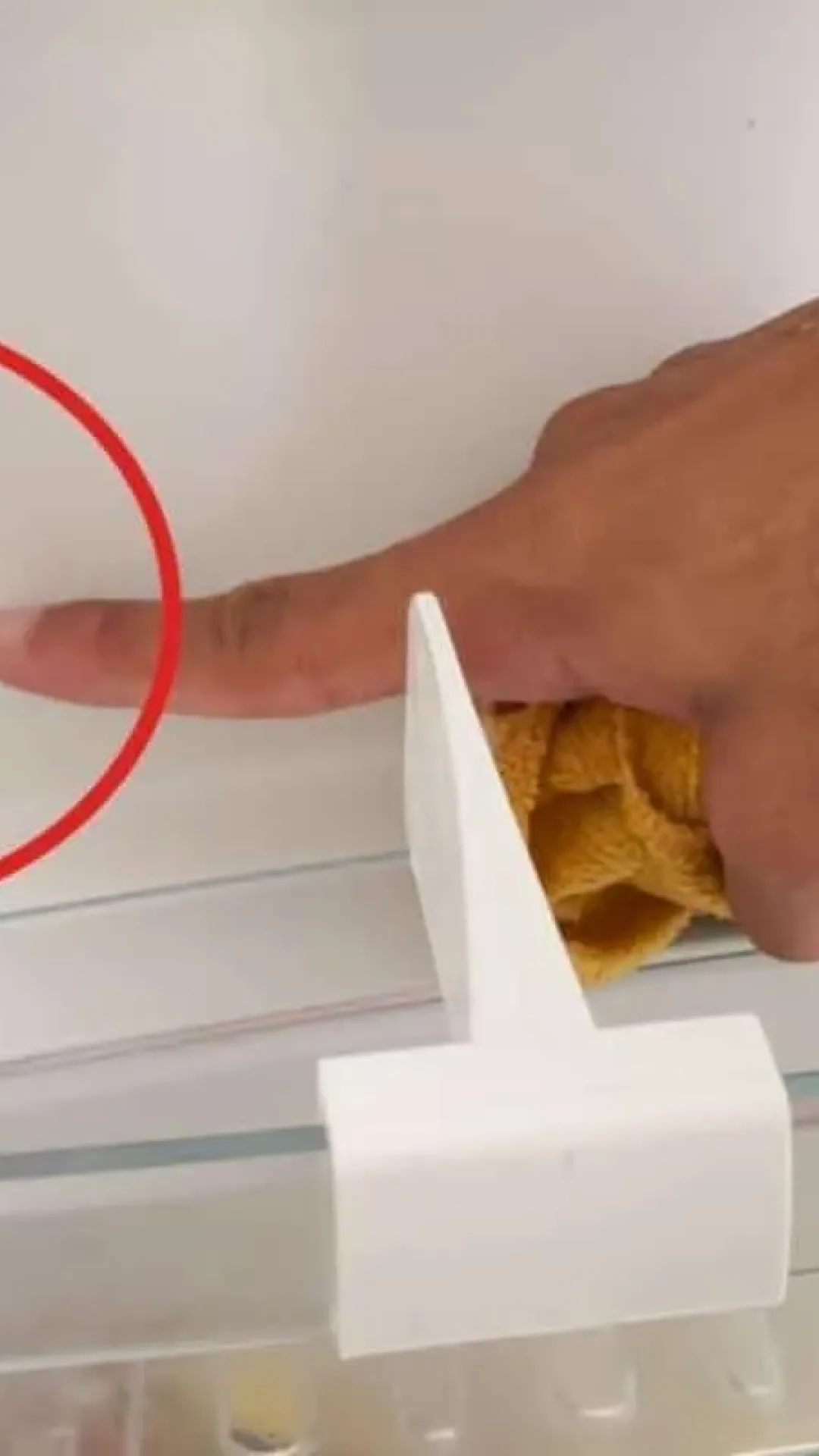 Misturinha para limpar geladeira: tira toda a sujeira e mau cheiro rapidinho