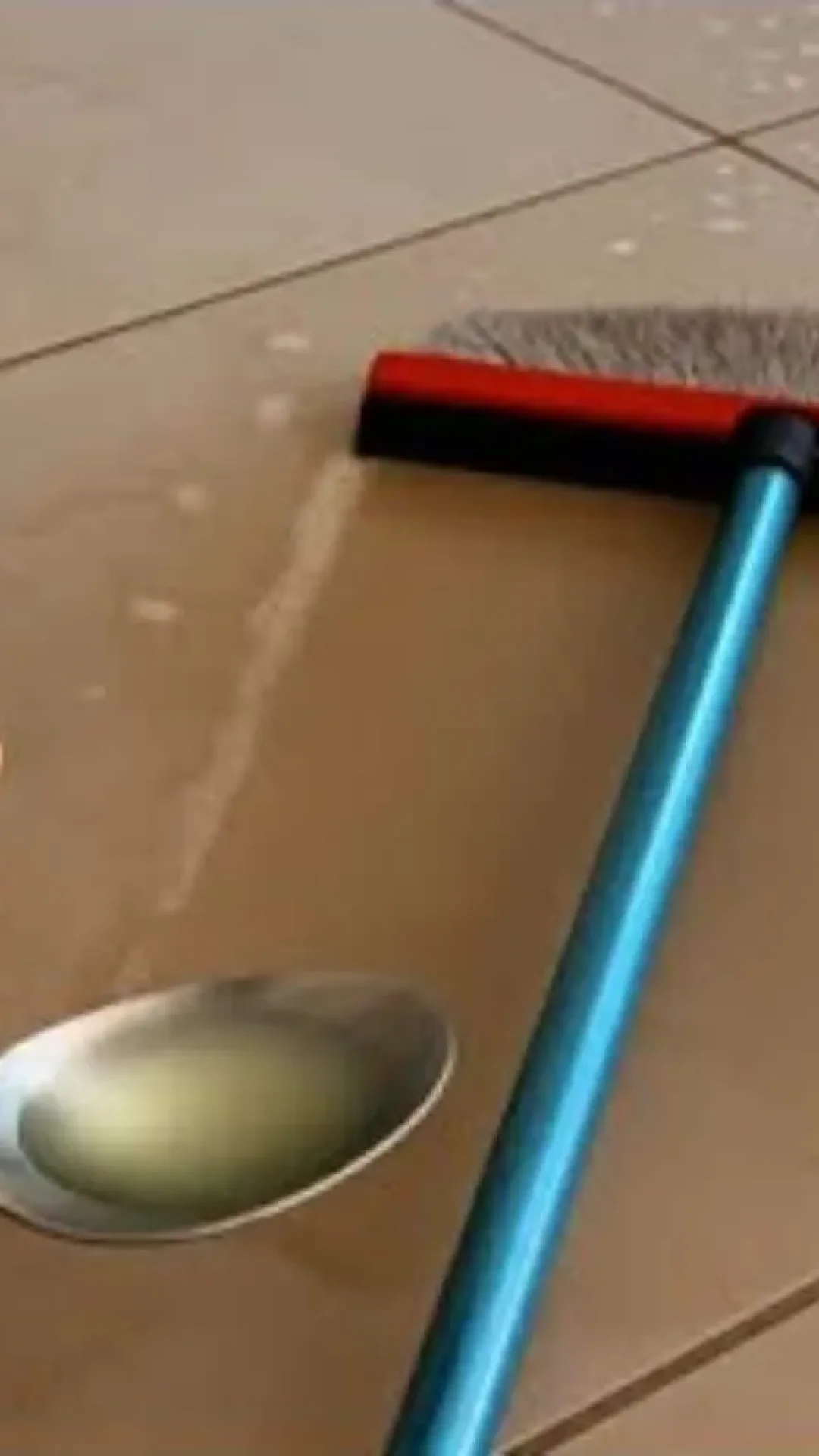Misturinha para limpar piso sujo e encardido: chega de sofrer com chão manchado