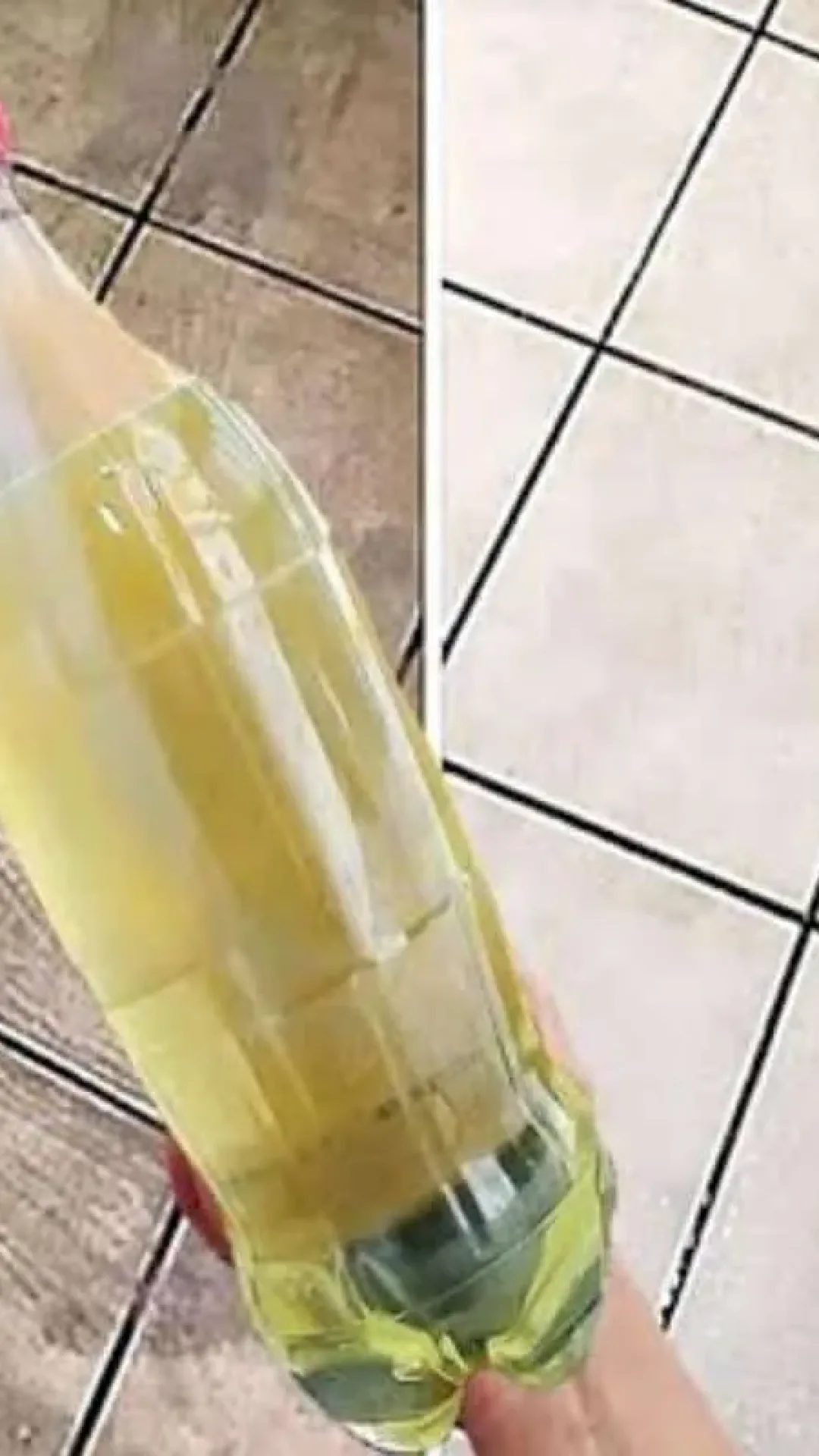 Misturinha para limpar piso sujo e encardido: melhor que muito produto de limpeza