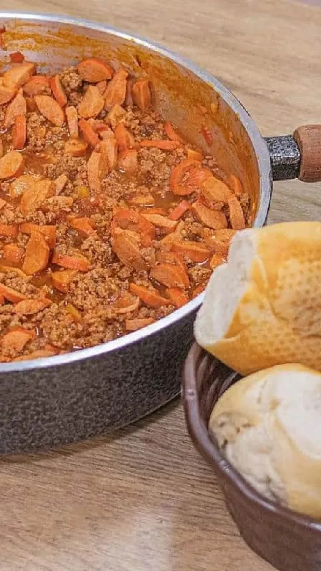 Molho de carne moída com salsicha simples e rápido para o lanche das férias escolares
