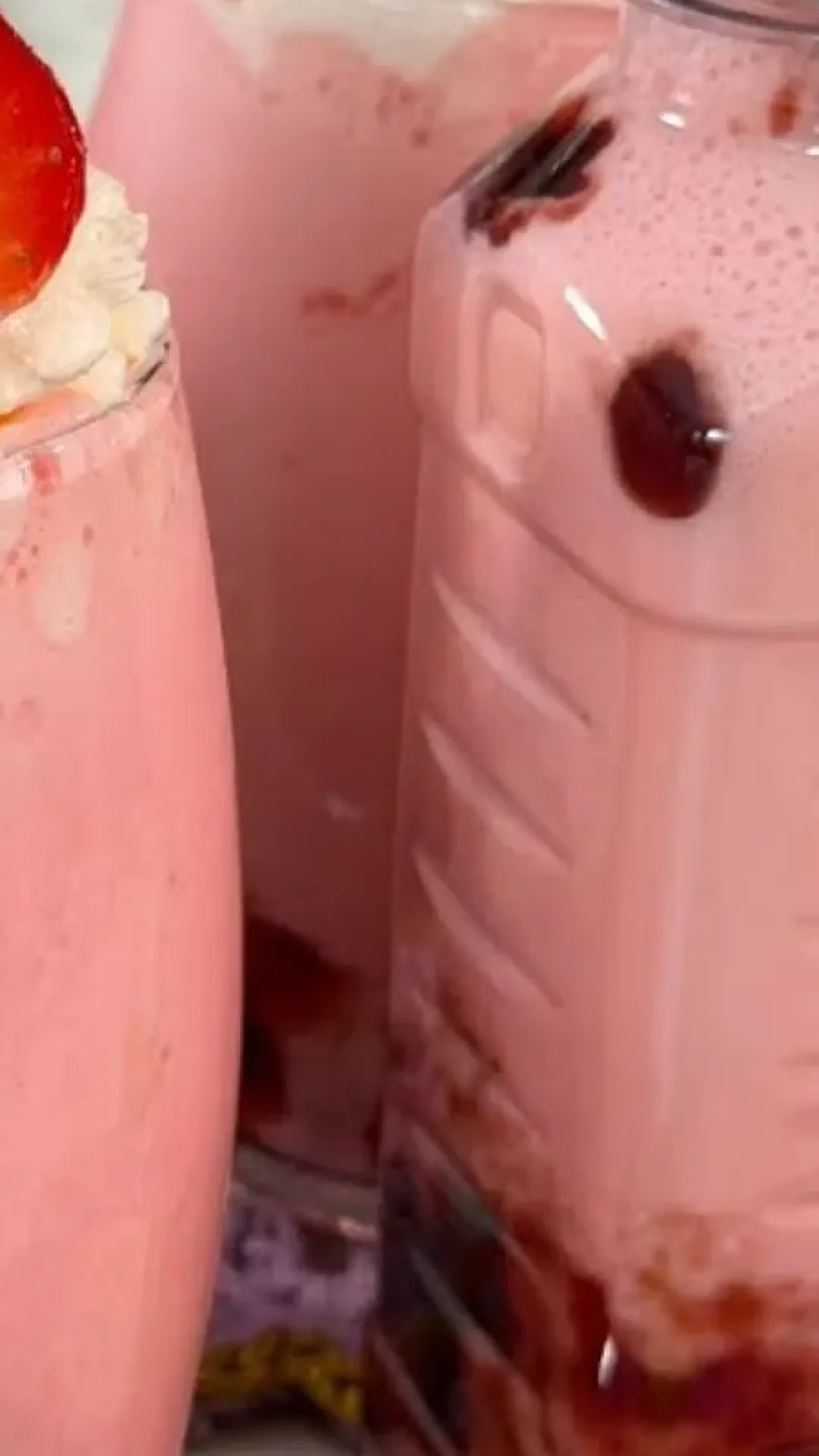 Morango ao leite gelado muito cremoso e refrescante, para você preparar em minutos