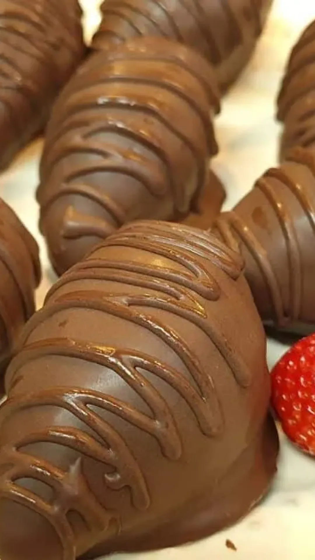 Morango com chocolate: a sobremesa mais fácil que existe para você fazer de um jeito rápido