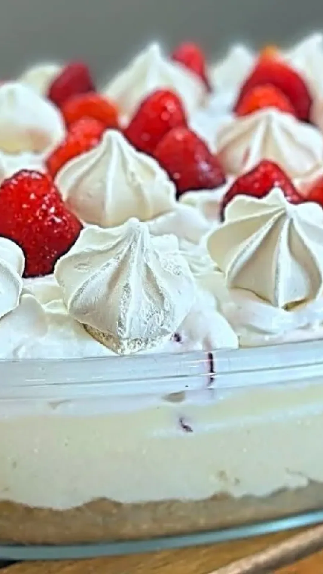 Morangonoffe cremoso com chantilly e morango, sobremesa prática e irresistível