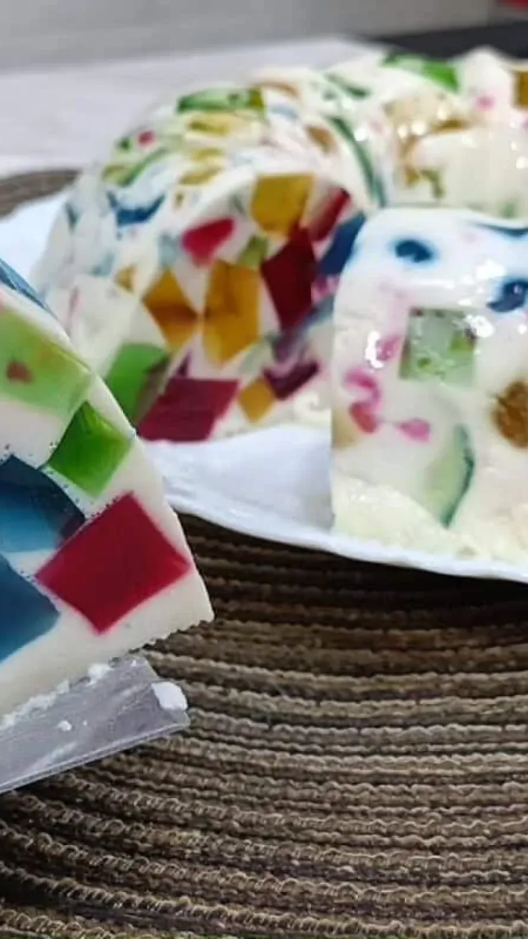 Mosaico de gelatina: a sobremesa colorida e super econômica para sua festa de fim de ano.