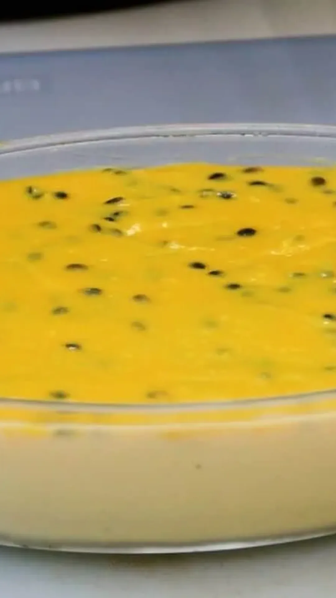 Mousse com calda de maracujá especial: sobremesa refrescante e fácil de preparar