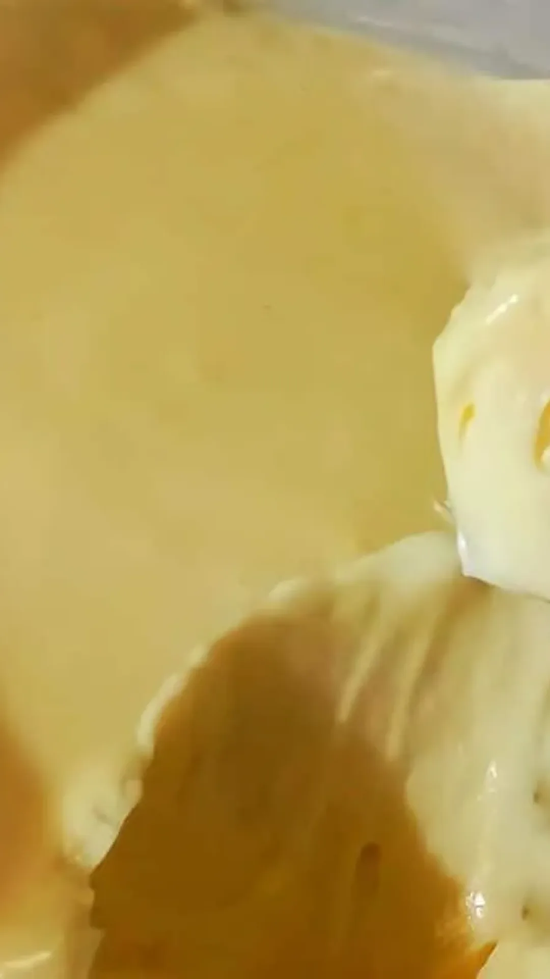 Mousse cremoso de abacaxi feito com apenas três ingredientes, uma sobremesa refrescante e deliciosa