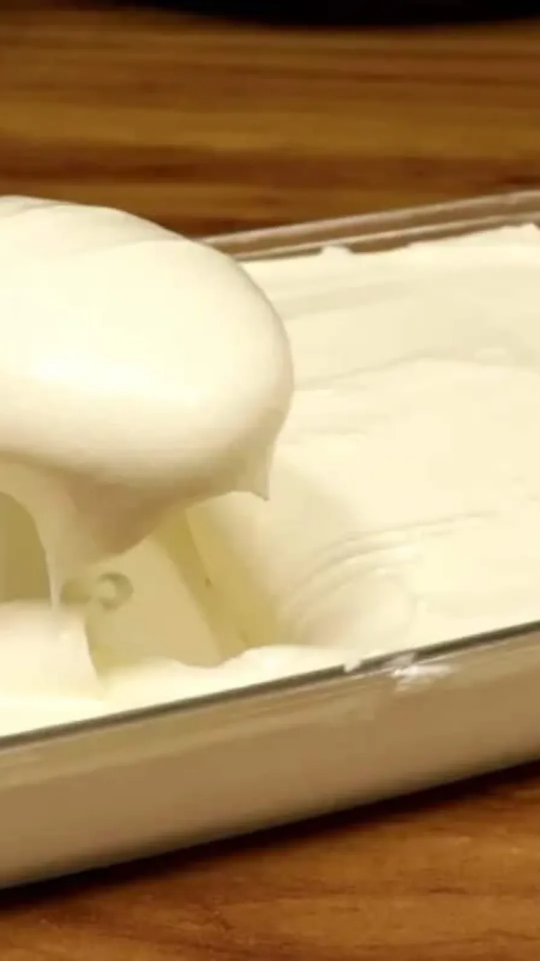 Mousse cremoso de leite ninho que fica pronto em minutos e tem uma textura aerada irresistível de dar água na boca