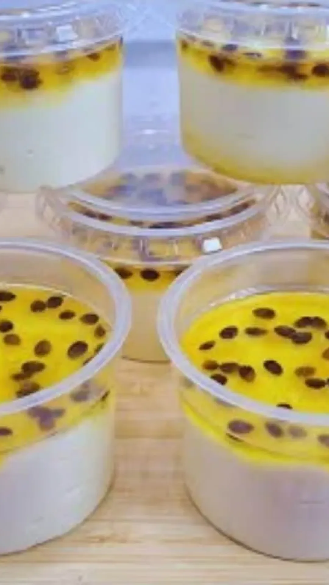 Mousse de maracujá no potinho sem gelatina que fica bem cremoso e rende bastante