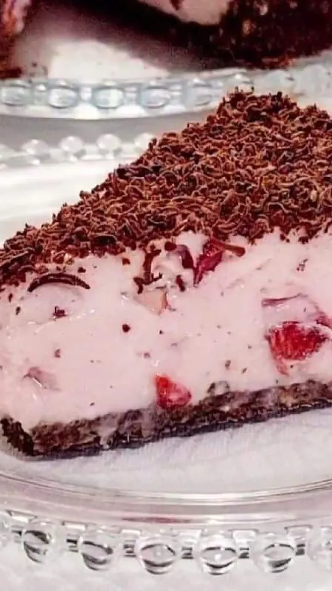 Mousse de morango em uma torta divina que desmancha na boca e vai surpreender a todos