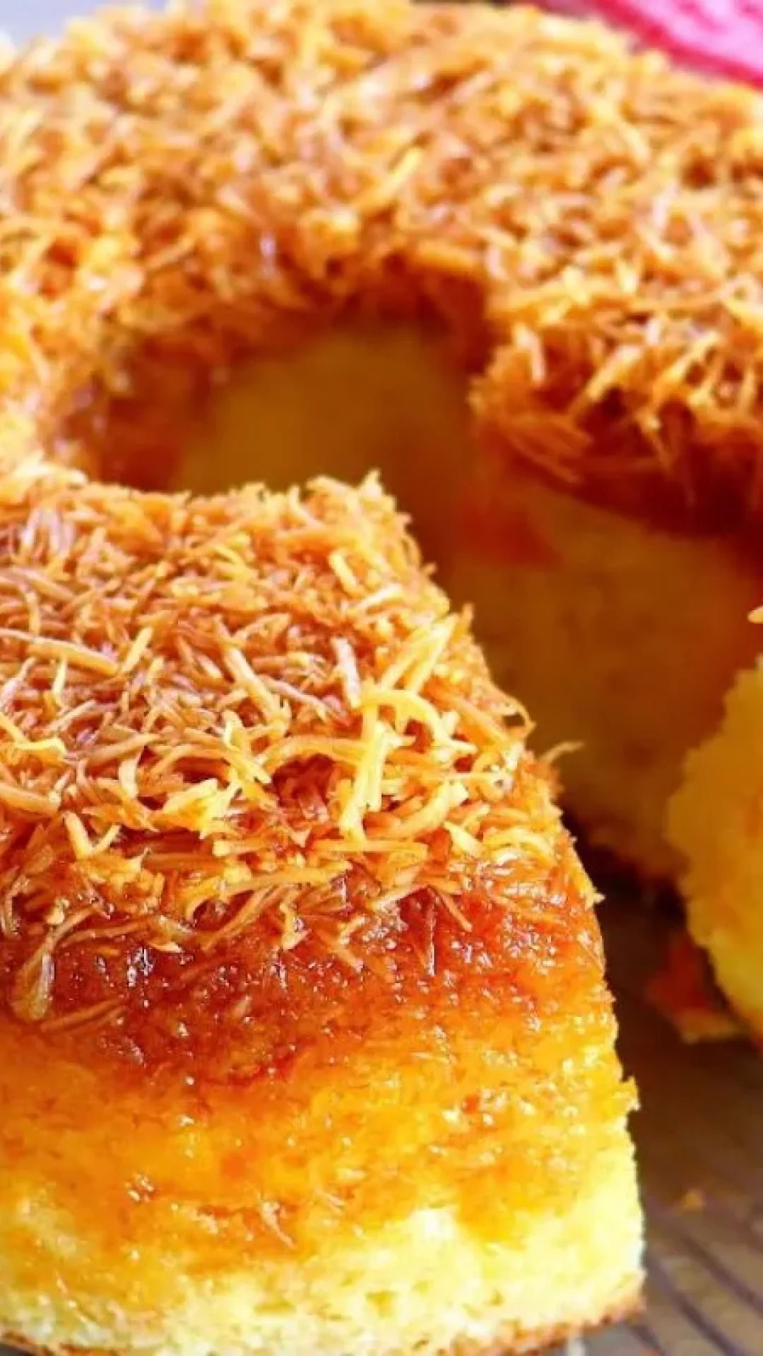 Ninguém vai resistir a mais um pedaço desse bolo quebra queixo maravilhoso