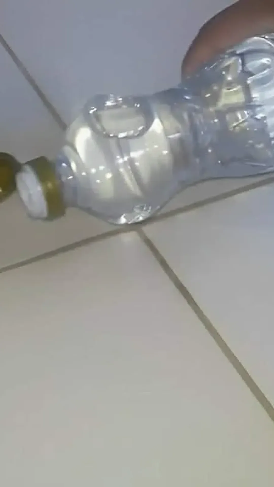 Nunca imaginei que esse produto caseiro seria um excelente limpador de pisos e rejuntes