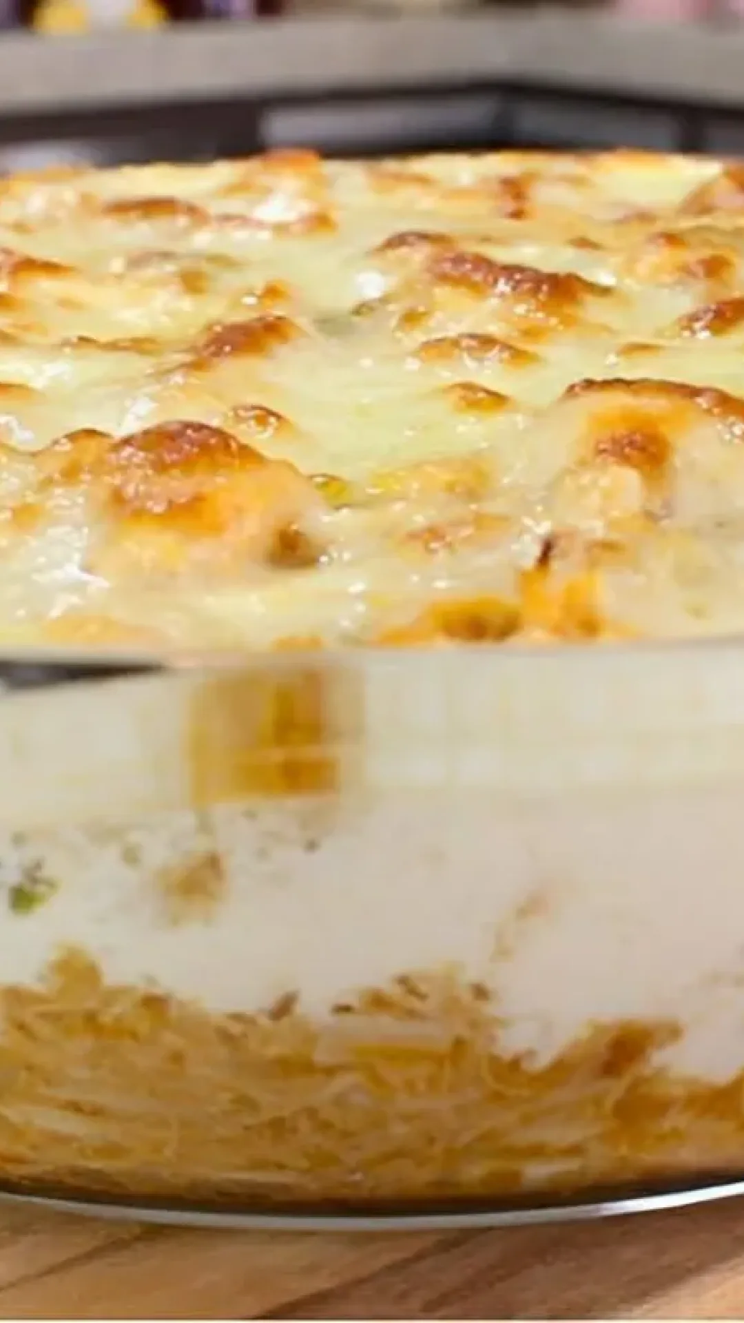 O nome desse prato é Galinha Escandalosa e é feito de frango com requeijão gratinado no forno