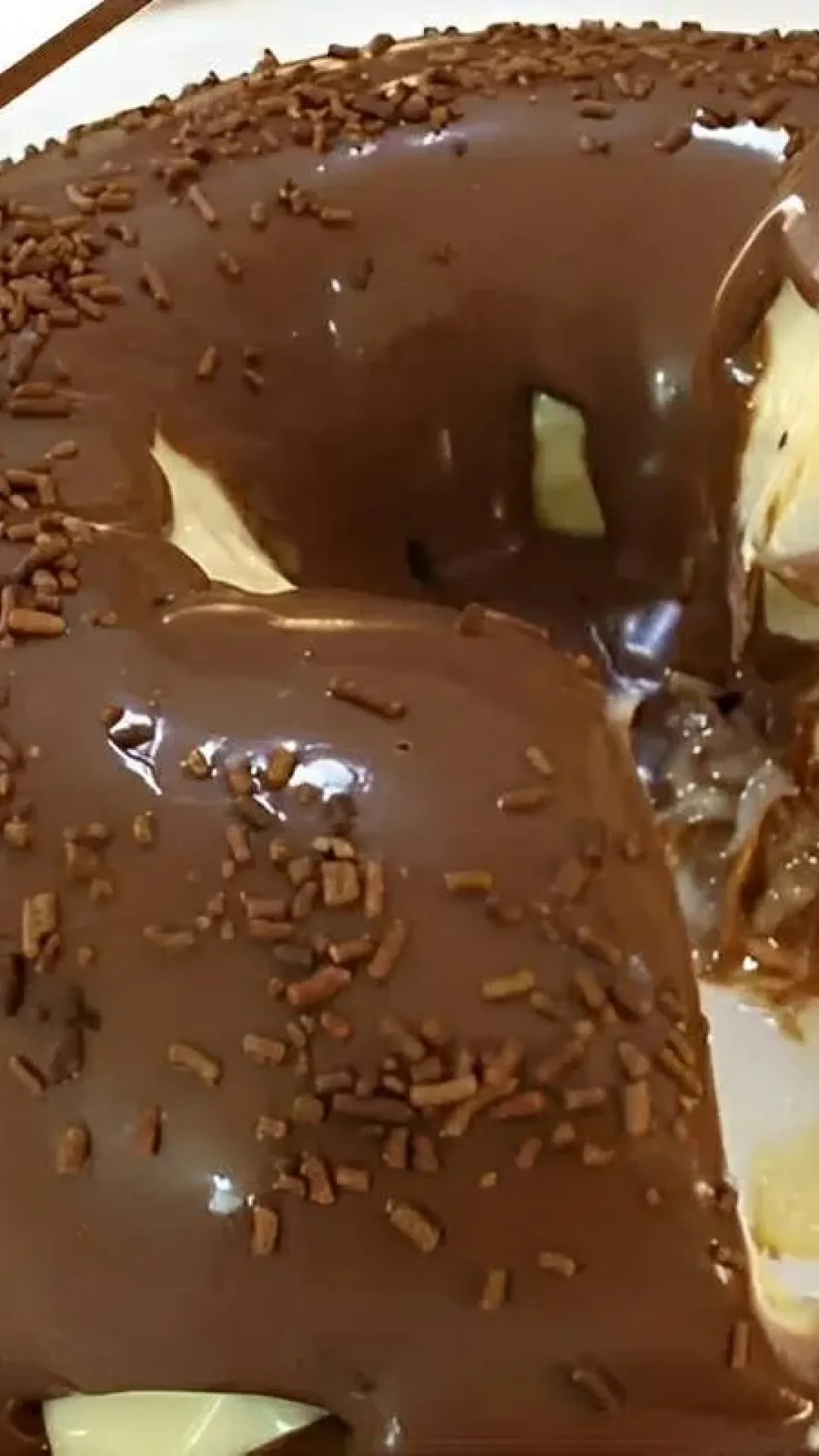 O pudim de sorvete com cobertura de chocolate é a sobremesa perfeita para os dias de calor